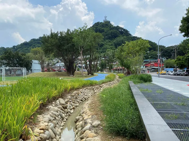 民族國中開放圍牆空間，並於校外羅斯福路四段119巷，重現瑠公圳昔日的水圳意象