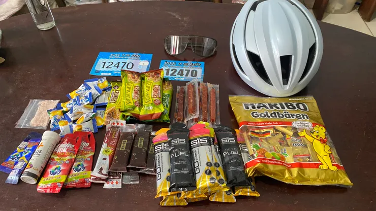 背包塞了超多東西