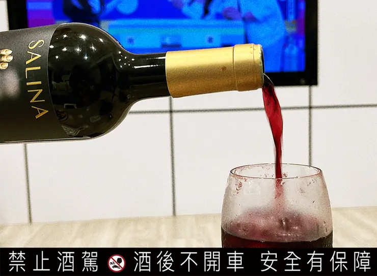 超商紅酒推薦｜西班牙紅酒SALINA紗莉那，7-11到全聯都能入手│SALINA紗莉那紅酒紅款+金款 遮掩女孩