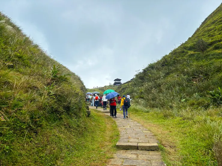 已經可以看到排隊拍虎字碑的人群了(自行拍攝)