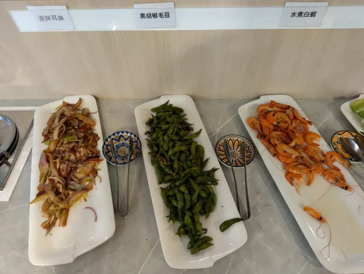 小菜類有 水煮白蝦 黑胡椒毛豆 涼拌耳絲