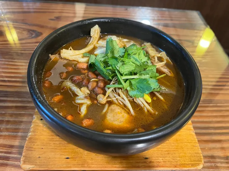 肥腸酸辣粉，另外加了份鯛魚。