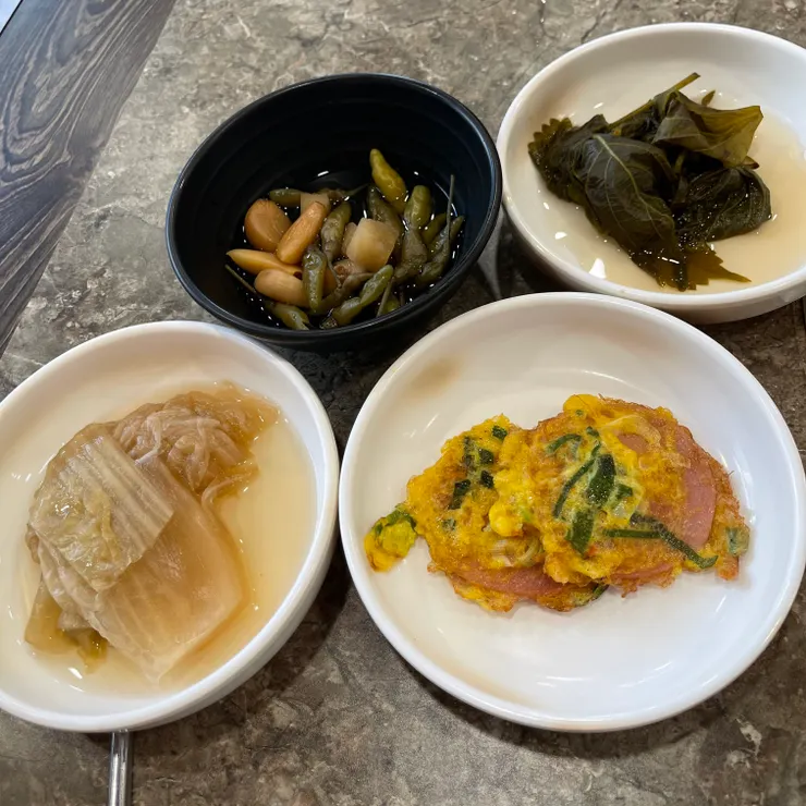 去吃烤牛腸時,店家給的小菜,除了午餐肉煎蛋外,都好酸,辣椒也好辣