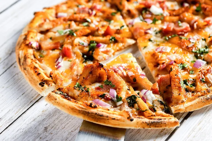 CPK經典BBQ雞肉披薩是該品牌全球最受歡迎的熱銷商品之一,無論在餐廳及零售通路。禾藝廚房/提供