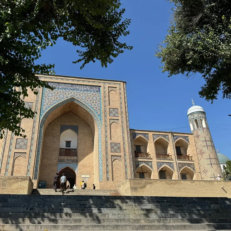 楚蘇集市旁的神學院