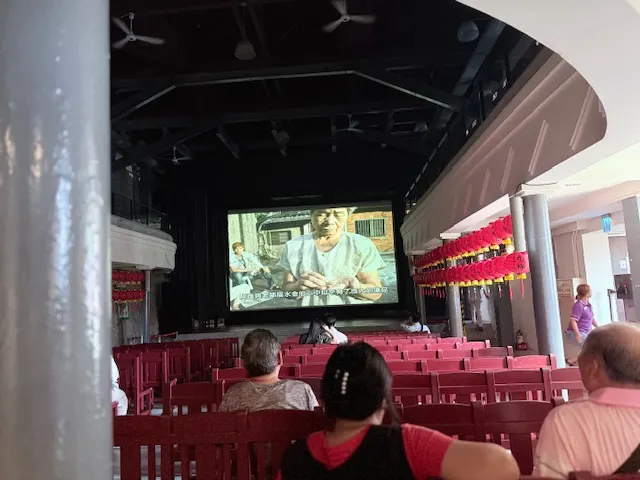 昇平戲院內部,電影正在放映中。