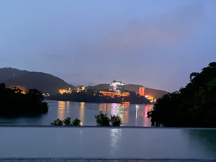 遊客中心望去的潭景