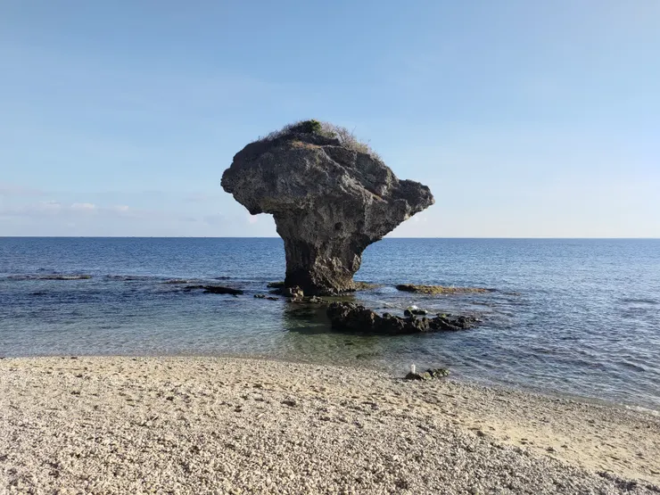 圖示：台灣屏東小琉球島（琉球鄉）沙灘的花瓶岩。圖片來源為張居隱：https://tw.pixtastock.com/photo/130127346