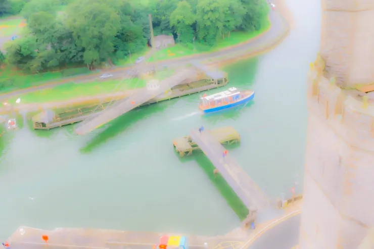 船隻正通過阿伯旋轉橋