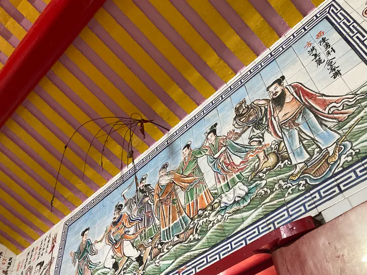 牆與屋脊的縫隙間，還插著一枝植物。Photo taken by Ching/慶