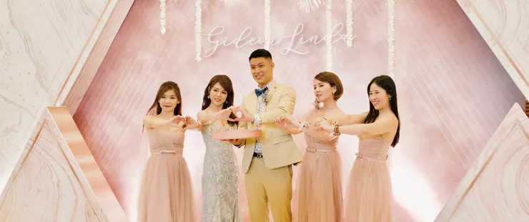 新人期待有大片背板與幾何形設計,於是我算好印刷的面積,將長方形切一半,變成三角形來使用。