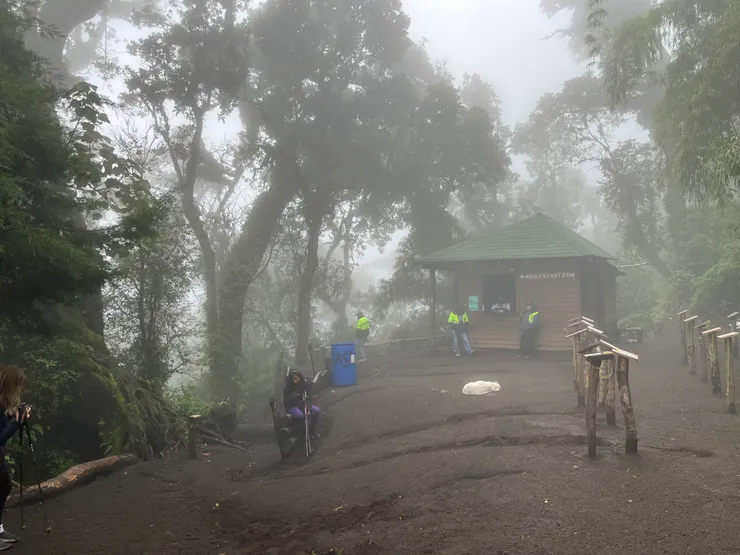 已經滿是霧氣的檢查站