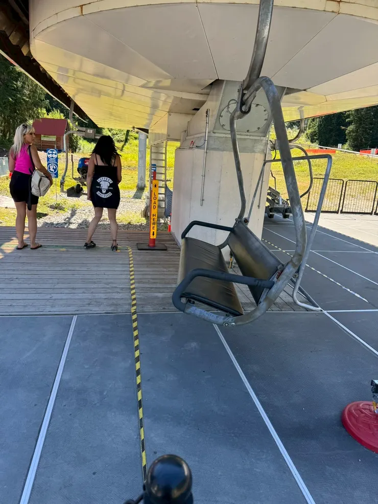 一列座位可以做4個人