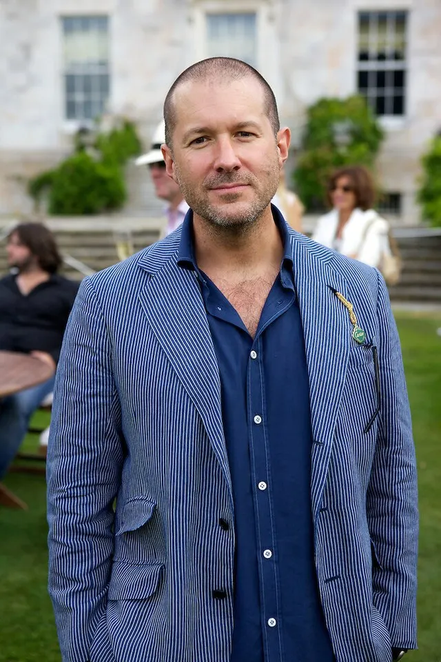 via https://upload.wikimedia.org/wikipedia/commons/thumb/7/7d/Jonathan_Ive_%28OTRS%29.jpg/640px-Jonathan_Ive_%28OTRS%29.jpg