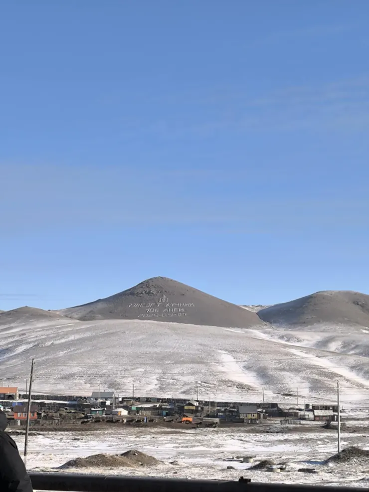 軍人會每天去換山上石板的日期(除了假日xd)