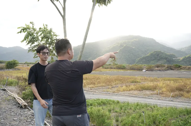 部落青年與魚頭先生分享部落農作