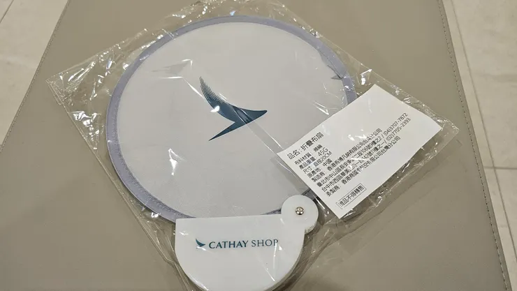 國泰航空送的扇子!