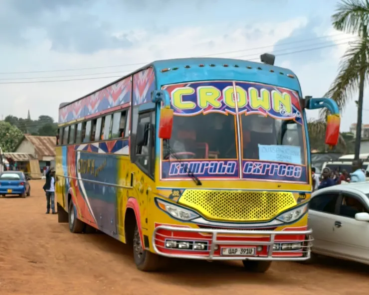 市集停車場的校車,載著校外教學的中產階級家庭的小朋友。
