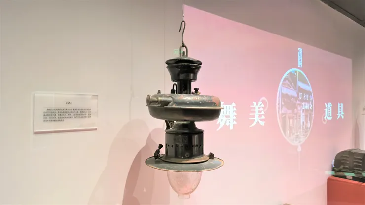 @易俗社博物館 汽燈-清油燈之後的照明主要以汽燈為主,最早在20世紀20年代使用,演出時會點3盞。/ xianyi拍攝