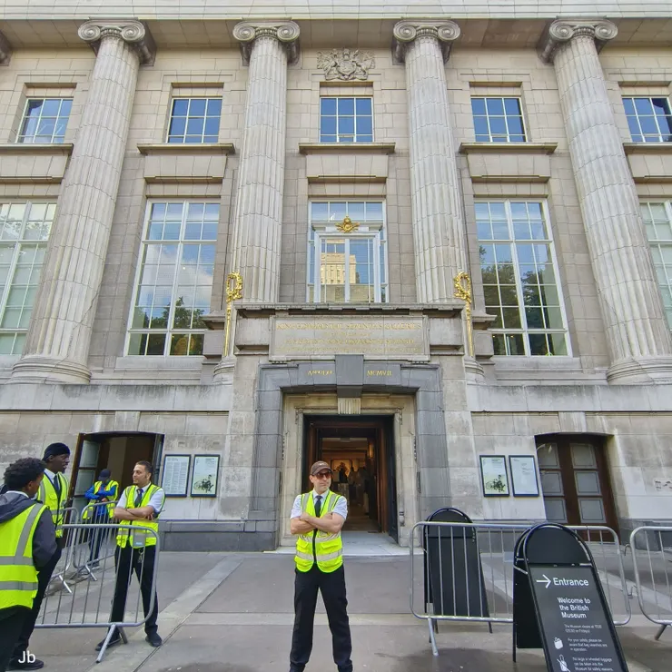 【約10：30跟著google map來到入口前，顯然不是正門。】