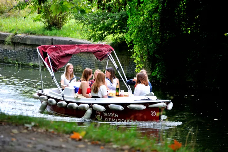 【在河道中划船的少女們】