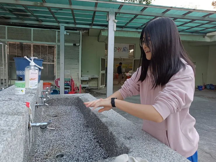 采禕用翻轉 180 度的水龍頭洗手