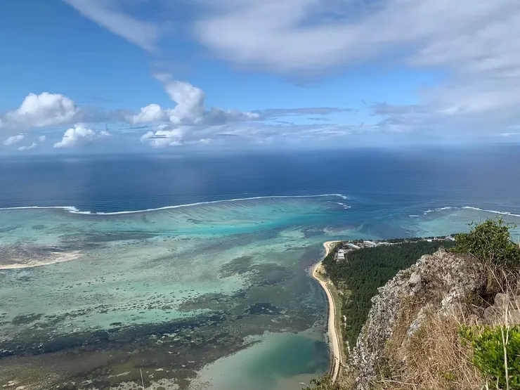 美麗的海水混合著馬龍人的血淚
