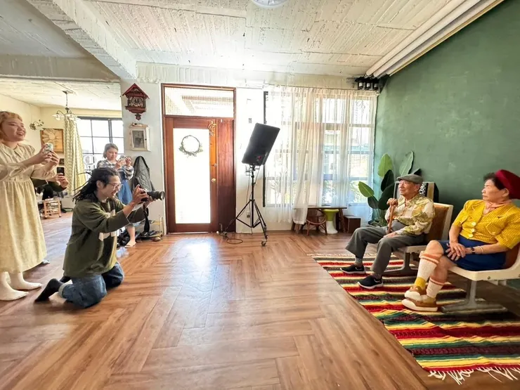 台南最酷的全家福攝影師｜連阿公阿嬤都拍得開懷大笑｜化妝寫真加