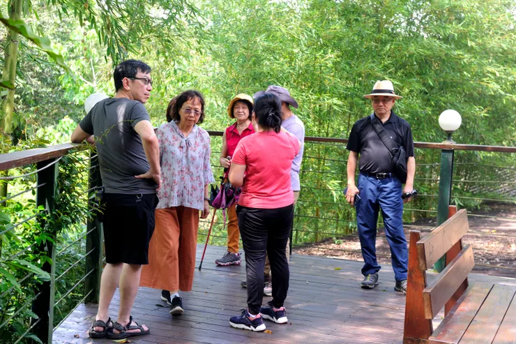 【一宿幸福過客退房後不思重返，走訪南苑與蔓森活為明年打算。在橄欖樹午餐後，往四十二份湧泉步道途中順便探訪蔓森活。這裡有個休憩平台，可賞桐花、螢火蟲，民宿員工引導我們參觀。這家較為整飾，暫定為明年標的。】