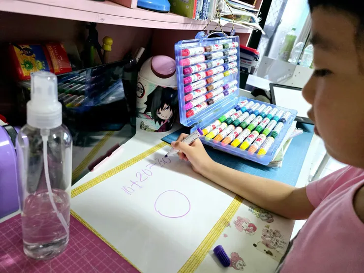 體驗愛塗鴉寶貝看過來!可自由裁切、牆壁、木板隨處可黏、白板