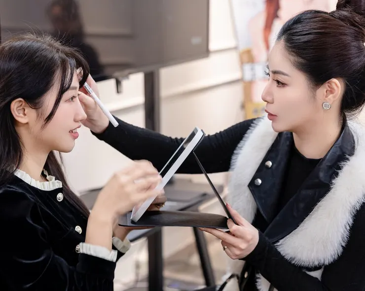 圖說：格詩蒂美業創辦人紀可軒（右）及學員。（圖／格詩蒂美業）