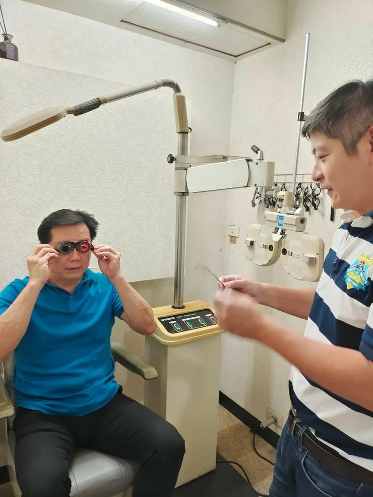 台南眼鏡推薦│眼鏡換多焦就算老花也沒關係│伍佰眼鏡│挑戰台南