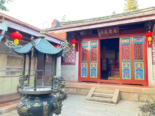 觀音殿外的香爐,頂端有象徵「福祿」的葫蘆---攝於20240211 by Ching 慶