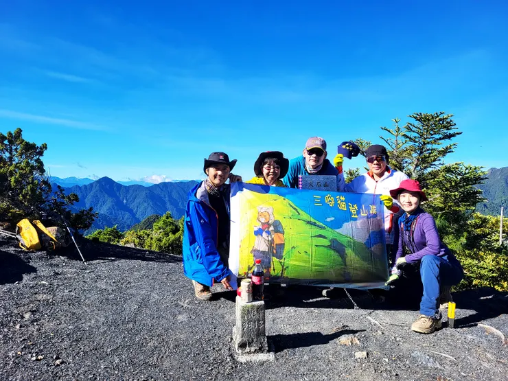 ▲起登約1時後於7:30全員登頂火石山(海拔3310公尺，三等三角點6613號，八銳之一）