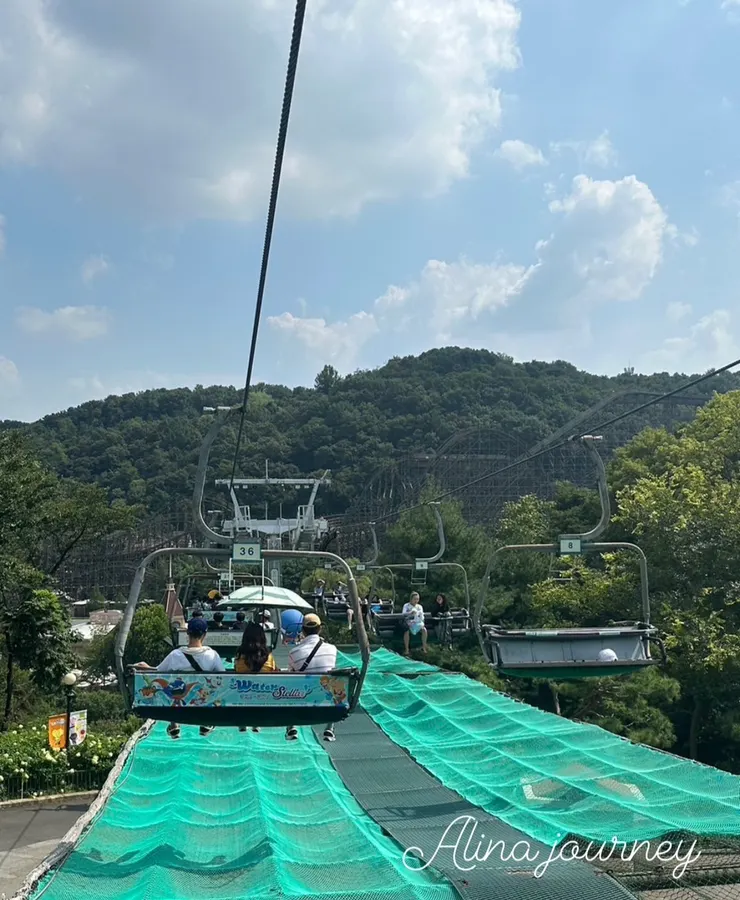 懸空的纜車，遠方那個就是木質雲霄飛車