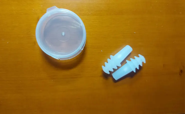 內有陶質板調節耳壓的耳塞