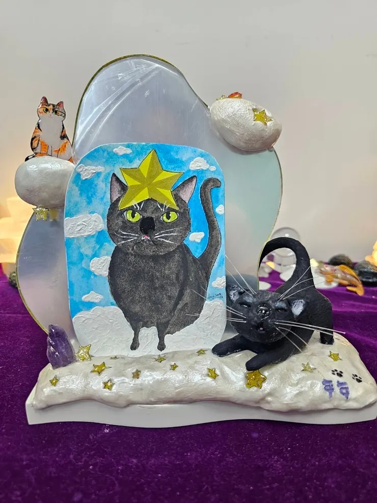 鏡子旁伸懶腰迎接媽媽的年年(年年媽媽提供)