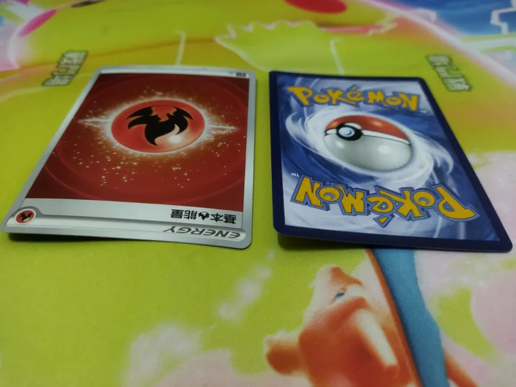 （牌如果反過來彎可以放一團濕紙巾調整濕度，但我一般是拿出來放在室內隔天就會自己彎回來了）