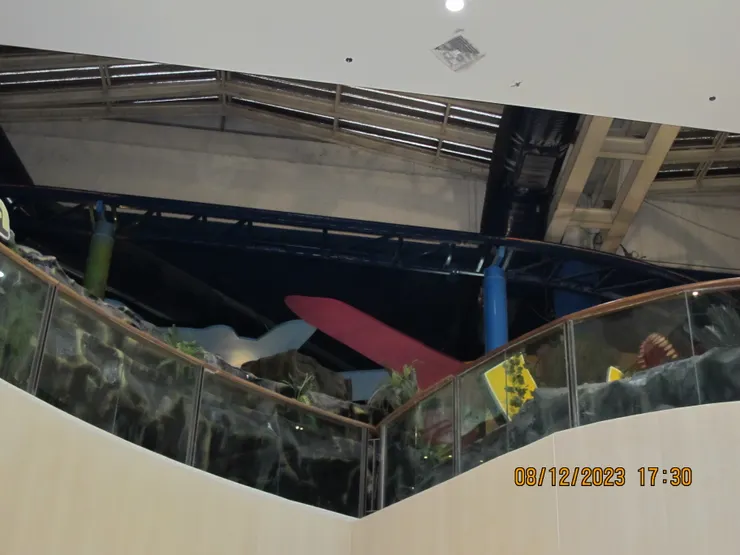 一離開美食廣場便能看到室內遊樂場的一角。在這片點暗中能拍到室內過山車的一角，可惜剛剛過山車駛過時，我沒來得及拍照。