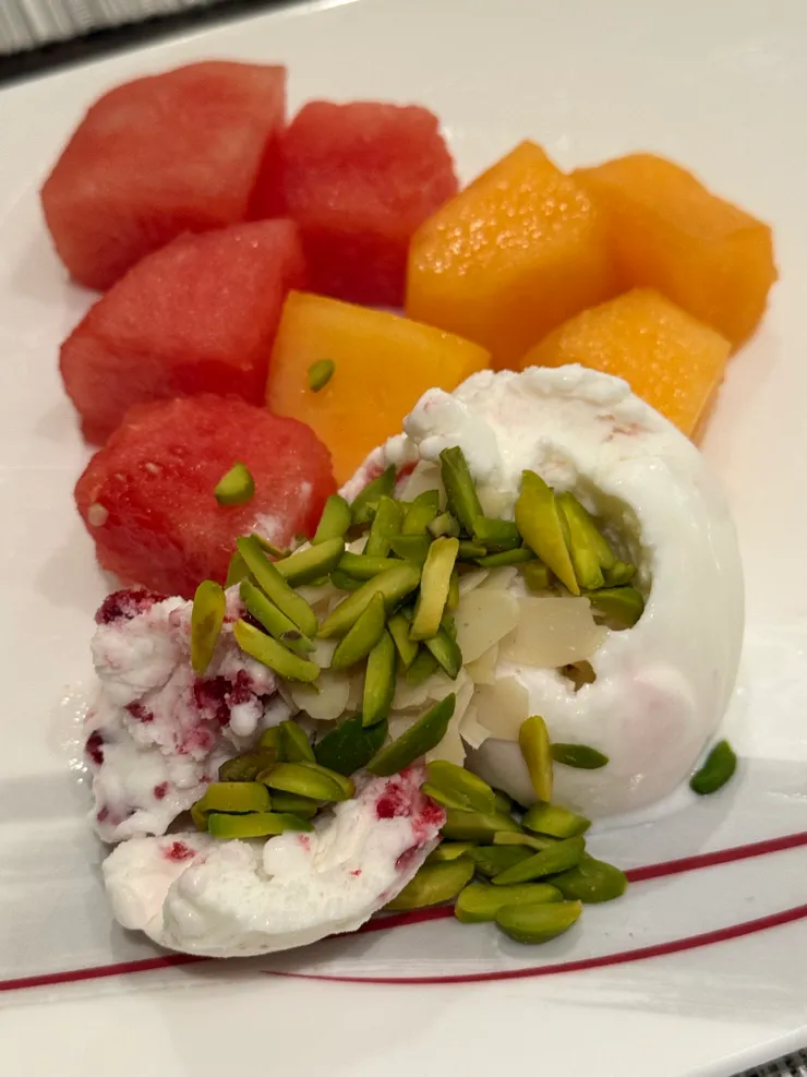 Frozen yogurt 微酸但順口，旁邊有開心果加到飽