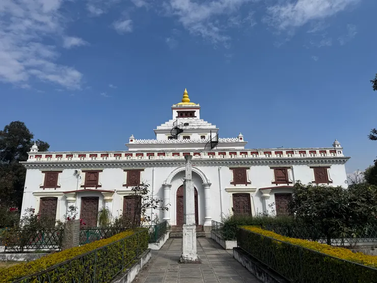 進大門之後見到的建築。