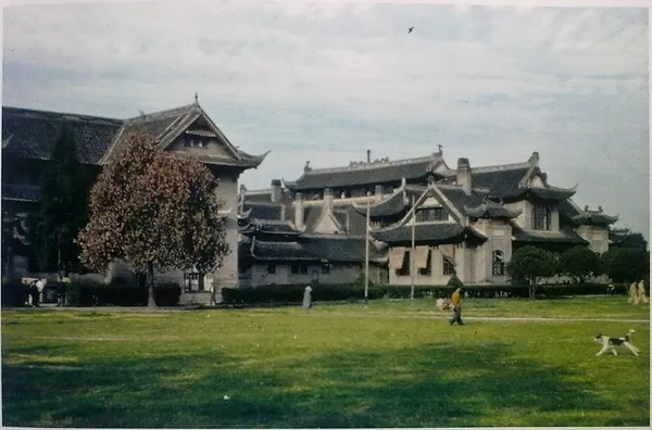 二十世紀四十年代華西協合大學校園，佔地上千畝，校地之大，校園之美，在當時中國高校中無出其右。