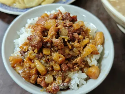 台北｜華陰街的療癒美食，福珍排骨酥和滷肉飯