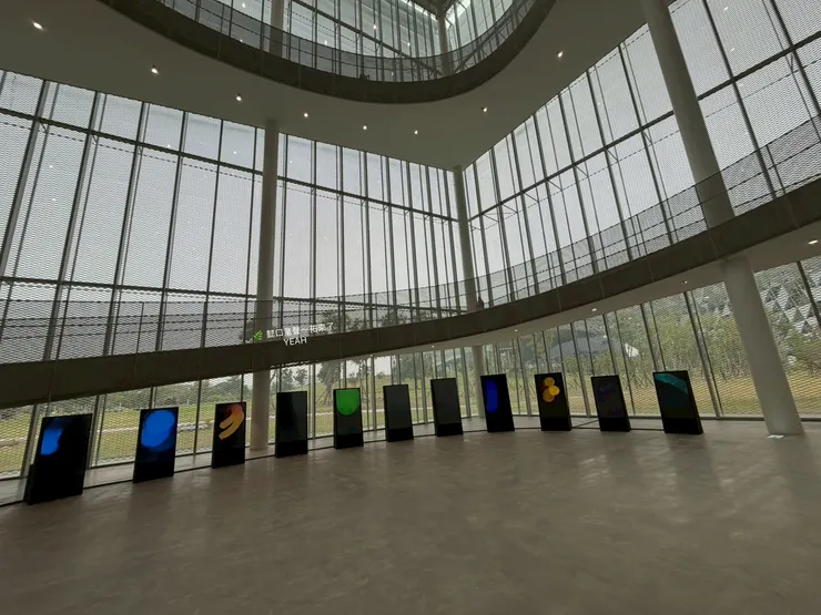 《綠美圖-臺中市立美術館》挑高迴旋坡道區域~