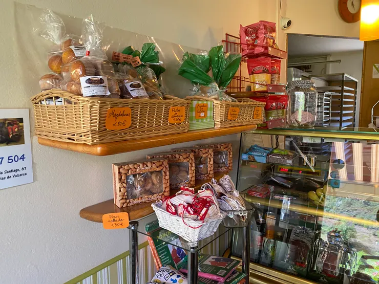 小小的店面都是熱銷品（看到很多當地人來買）