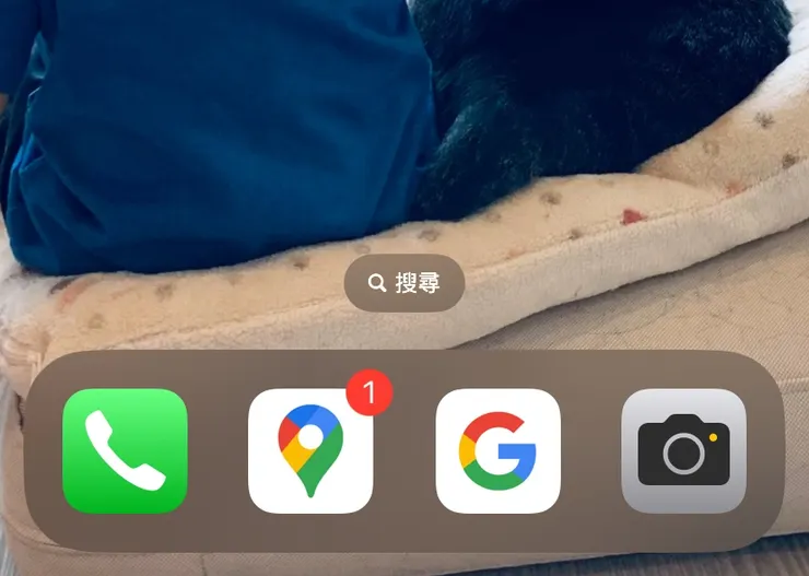 這是我的手機首頁畫面，除了家人照片外只有下方四個常用的小icon，這樣一打開手機就不會焦急的去看有什麼訊息（正是所謂眼不見為淨的概念）