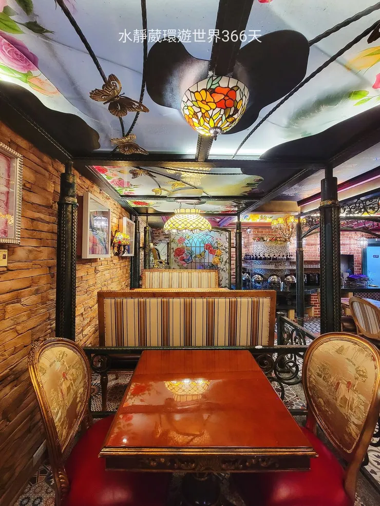 集美景、美食、美拍的七星潭水上明月躍登花蓮近期最受矚目的話題旅宿，巧妙融合歐洲古典巴洛克風格並注入中東神秘華麗宮廷風。