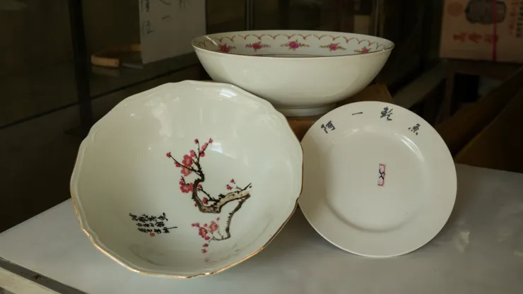 各式適合乘裝大菜的深盤；小盤是當初人家海產店收掉，老闆購入的餐廳新盤，不過因為有字樣所以顧客不買單