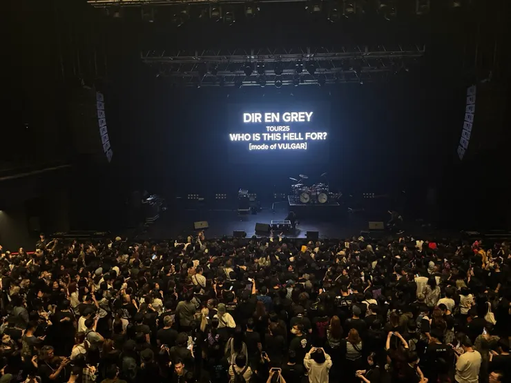 散場一幕，從正面拍過去的樣子，2F第一排的視野真的很好