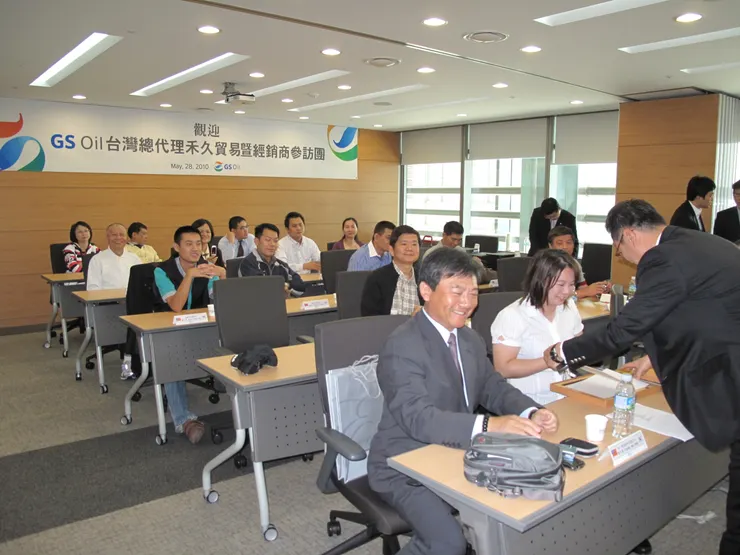 在會議室中準備聆聽簡報